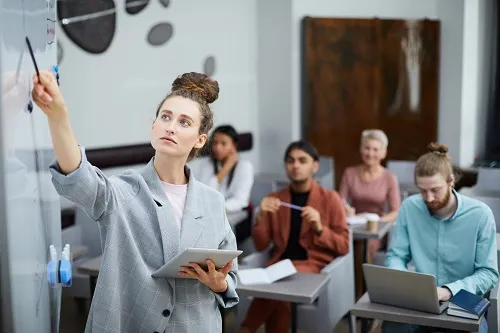 Dlaczego warto korzystać z profesjonalnych kursów menedżerskich?