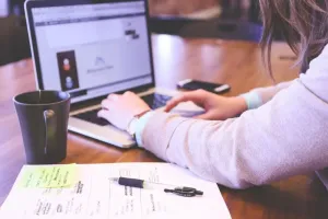 W jakich biznesach wykorzystuje się usługę cash handlingu?