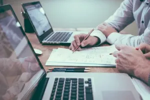 Czy pracownik może przebywać sam w pracy?